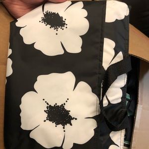 Thirty-One Thermal Tote in White Poppy